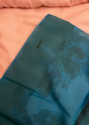 Kadın Mavi İpek Şal - Minimalist Sokak Stili - Görsel 2