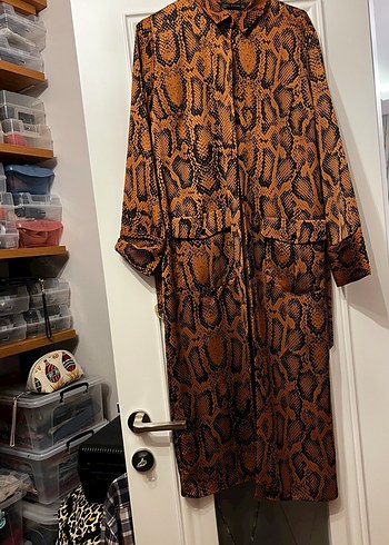 Düğmeli Kahverengi Yılan Desenli Kadın Gömlek - Görsel 5