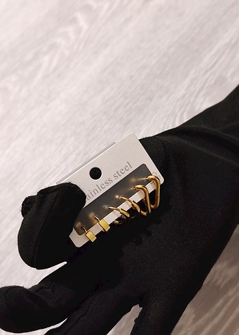 Altın Renkli Mini Tokalı Kadın Küpeler Seti - Görsel 3