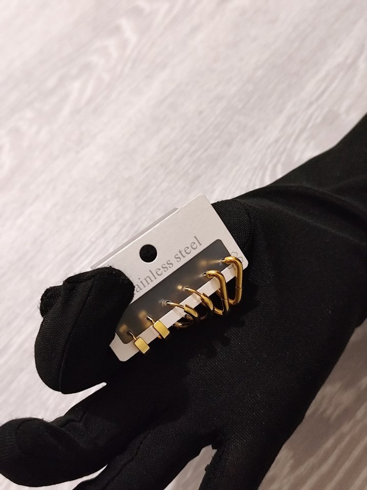 Altın Renkli Mini Tokalı Kadın Küpeler Seti - Görsel 3