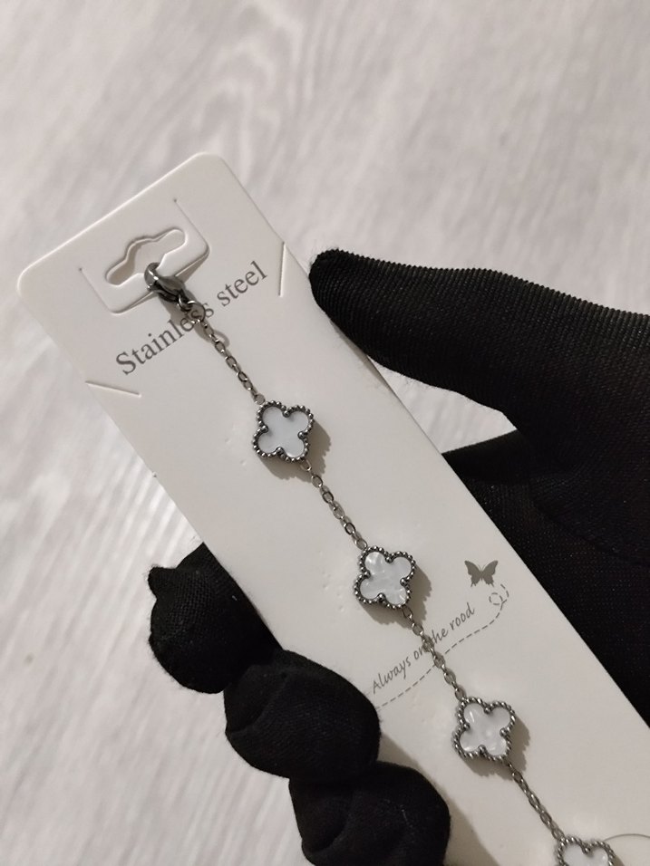 Zincir Detaylı Beyaz Minimalist Bileklik - Görsel 3