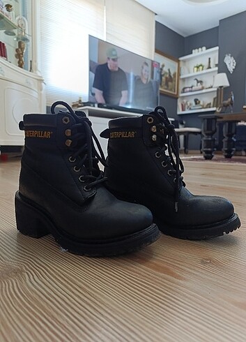 Caterpillar kadın bot