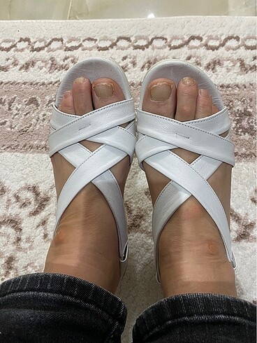 Beyaz deri sandalet