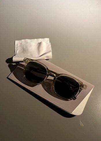 Transparan Çerçeveli Gri Güneş Gözlüğü - Görsel 3