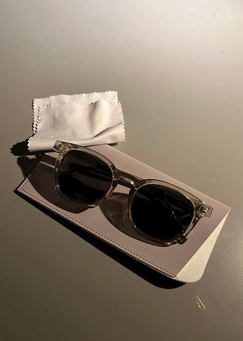 Transparan Çerçeveli Gri Güneş Gözlüğü - Görsel 2