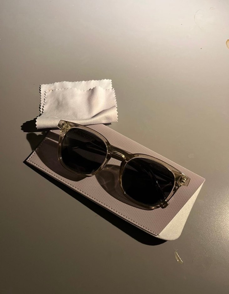Transparan Çerçeveli Gri Güneş Gözlüğü - Görsel 3