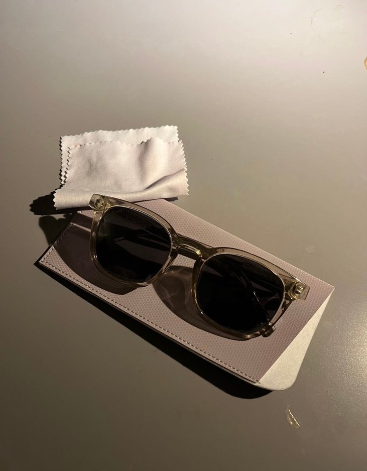 Transparan Çerçeveli Gri Güneş Gözlüğü - Görsel 2