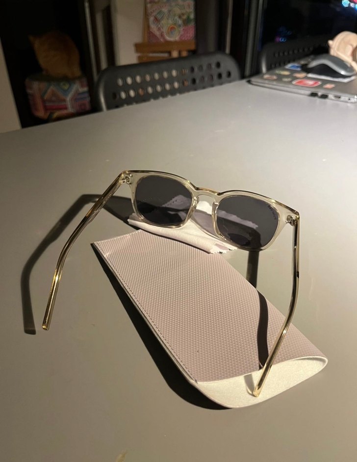 Transparan Çerçeveli Gri Güneş Gözlüğü - Görsel 5