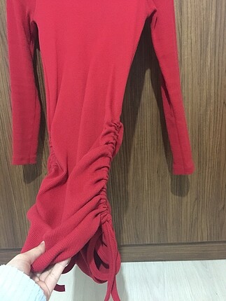 Kırmızı büzgüllü kısa elbise