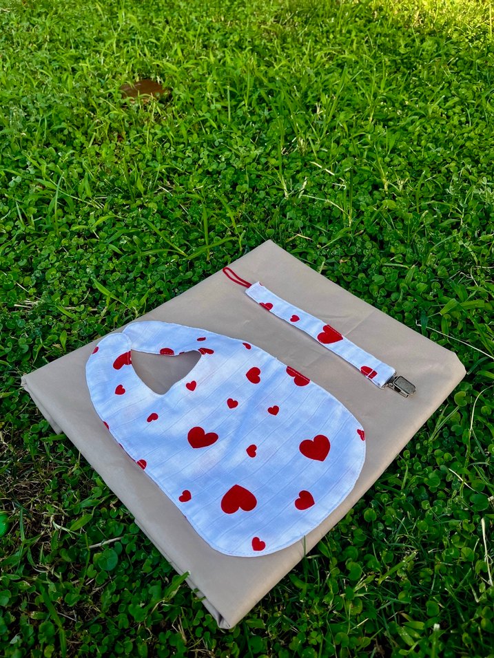 Kalpli Renkli Bebek Önlüğü ve Emzik Askısı - Görsel 2