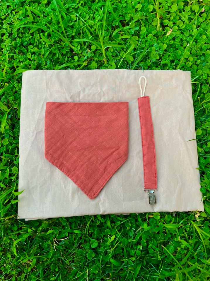 Kırmızı Üçgen Bebek Önlüğü ve Emzik Askısı - Görsel 2