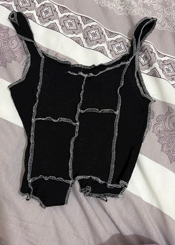 Siyah V Yakalı Fırfırlı Gotik Crop Top - Görsel 2