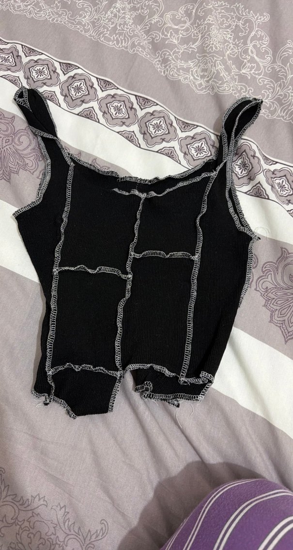 Siyah V Yakalı Fırfırlı Gotik Crop Top - Görsel 2