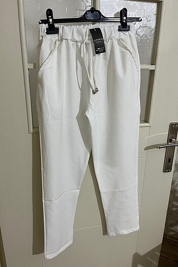 Beyaz renk beli lastikli cepli rahat pantolon