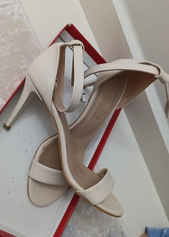 Beyaz Stiletto Topuklu Kadın Ayakkabı