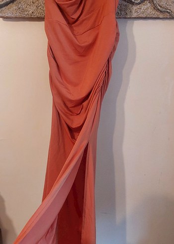 Boyundan bağlı,  uzun yan kısmı drapeli düşük yaka elbise - Görsel 4