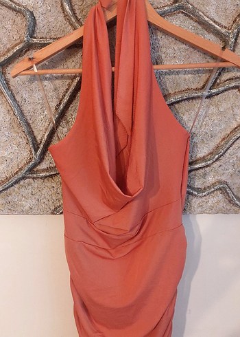 Boyundan bağlı,  uzun yan kısmı drapeli düşük yaka elbise - Görsel 2