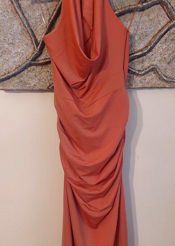 Boyundan bağlı,  uzun yan kısmı drapeli düşük yaka elbise - Görsel 5