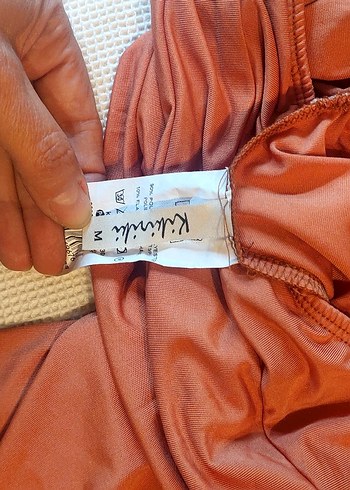 Boyundan bağlı,  uzun yan kısmı drapeli düşük yaka elbise - Görsel 7