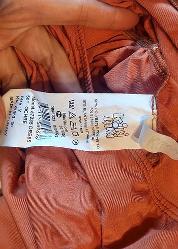 Boyundan bağlı,  uzun yan kısmı drapeli düşük yaka elbise - Görsel 3