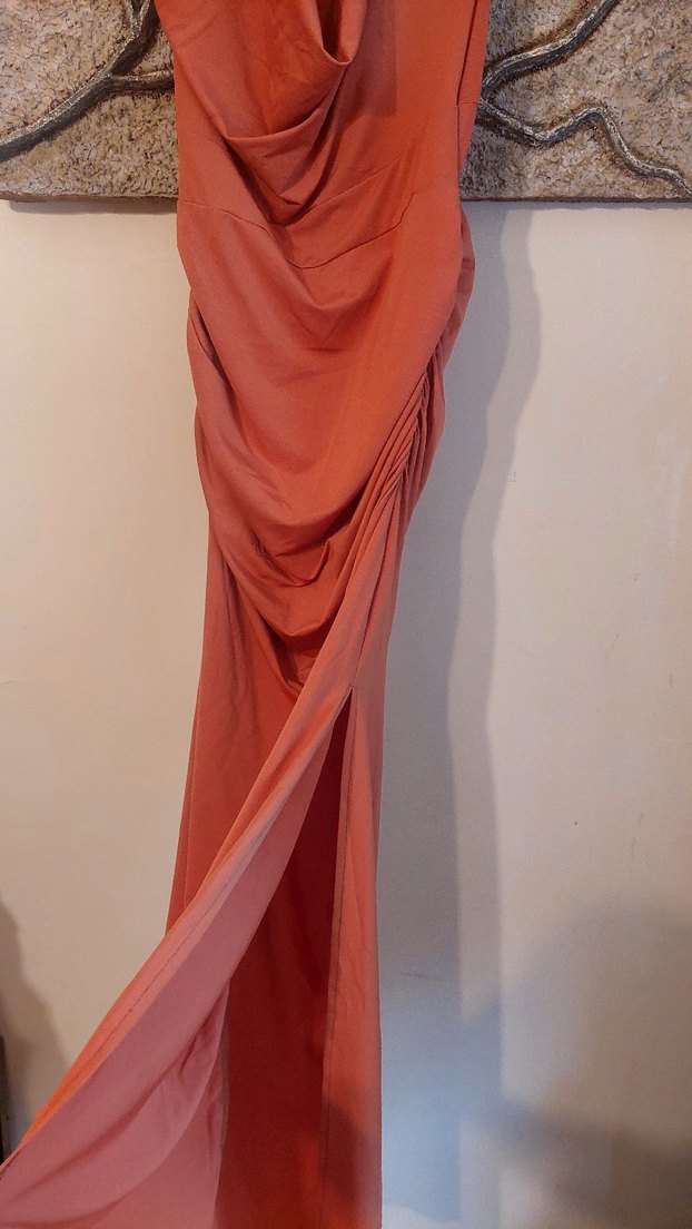 Boyundan bağlı,  uzun yan kısmı drapeli düşük yaka elbise - Görsel 4