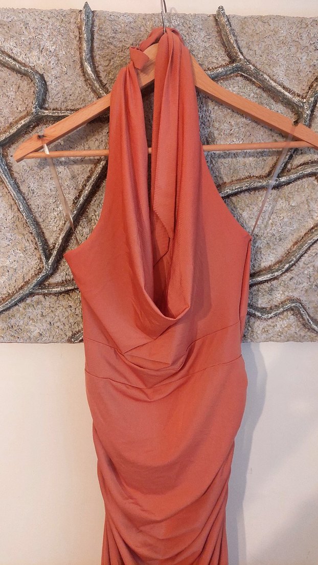 Boyundan bağlı,  uzun yan kısmı drapeli düşük yaka elbise - Görsel 2