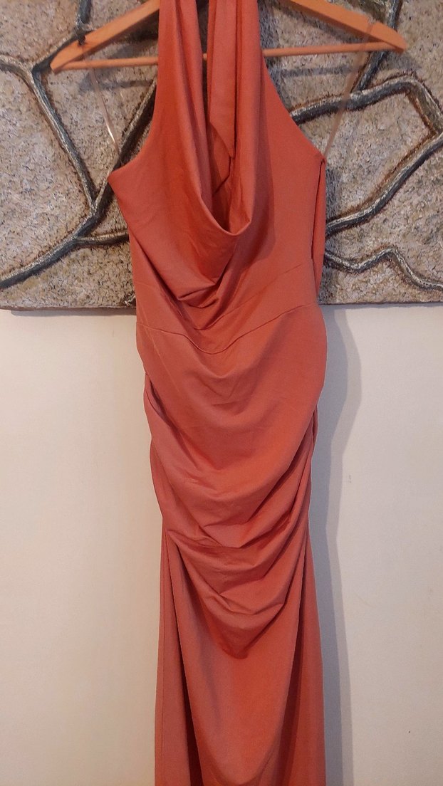 Boyundan bağlı,  uzun yan kısmı drapeli düşük yaka elbise - Görsel 5