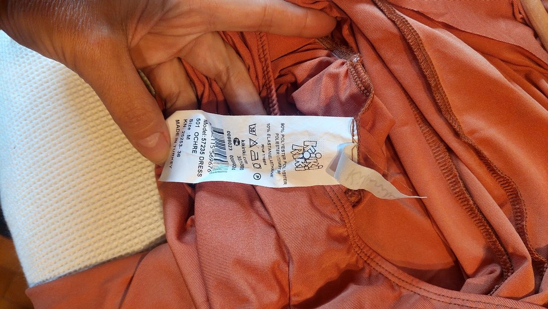 Boyundan bağlı,  uzun yan kısmı drapeli düşük yaka elbise - Görsel 3