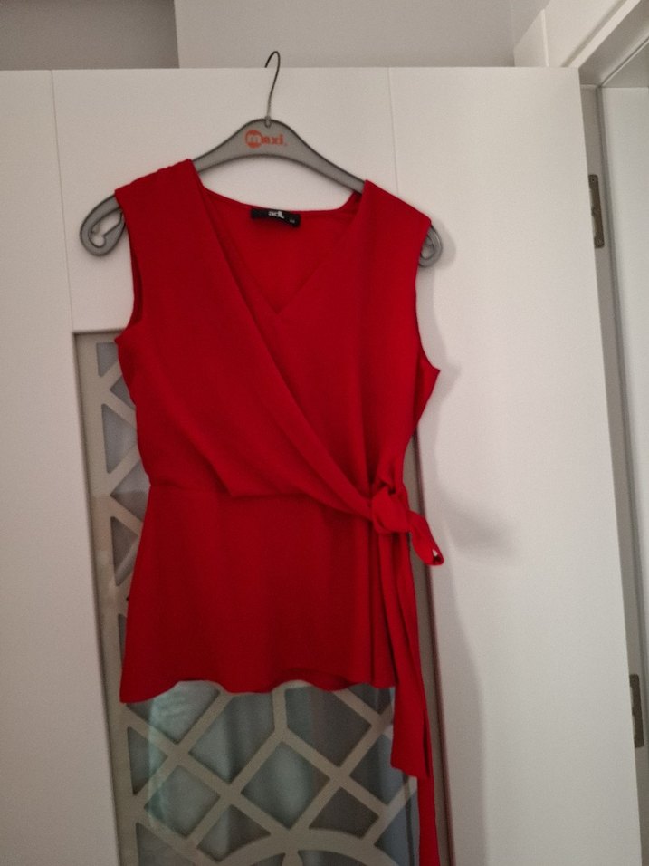 Kırmızı Kolsuz V Yakalı Drapeli Mini Bluz - Görsel 2