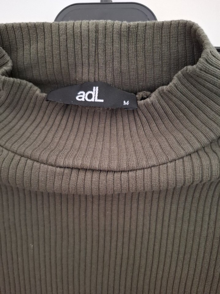 Kısa Kollu Yüksek Yakalı Kahverengi Tişört - Görsel 2