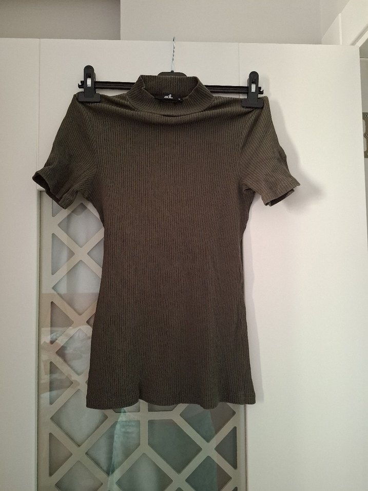 Kısa Kollu Yüksek Yakalı Kahverengi Tişört - Görsel 3