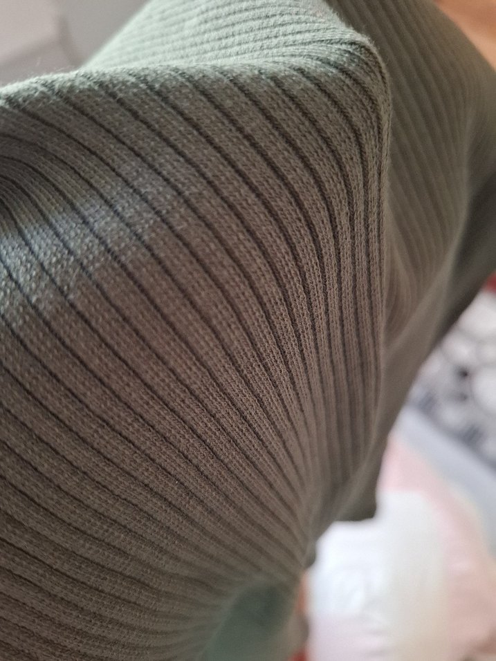 Kısa Kollu Yüksek Yakalı Kahverengi Tişört - Görsel 4