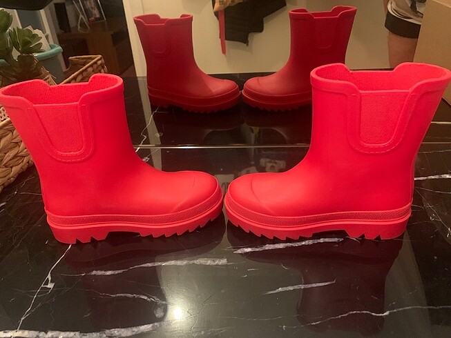 24 Beden kırmızı Renk Zara Çocuk Yağmur Çizmesi