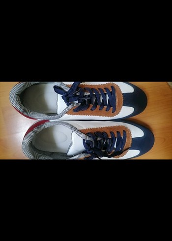 Beyaz ve Lacivert Bağcıklı Spor Ayakkabı - Görsel 4