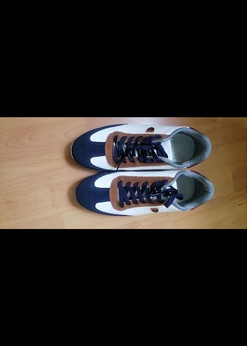 Beyaz ve Lacivert Bağcıklı Spor Ayakkabı - Görsel 2