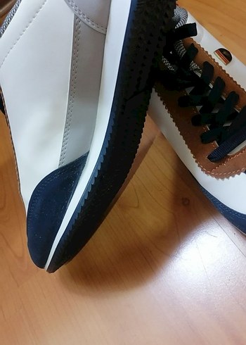 Beyaz ve Lacivert Bağcıklı Spor Ayakkabı - Görsel 5