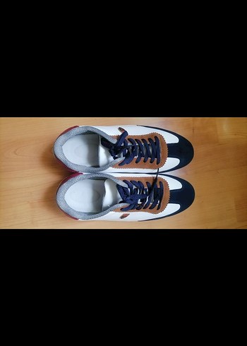 Beyaz ve Lacivert Bağcıklı Spor Ayakkabı - Görsel 3