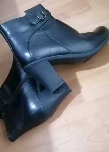 Kadın Siyah Deri Tokalı Topuklu Bot - Görsel 2