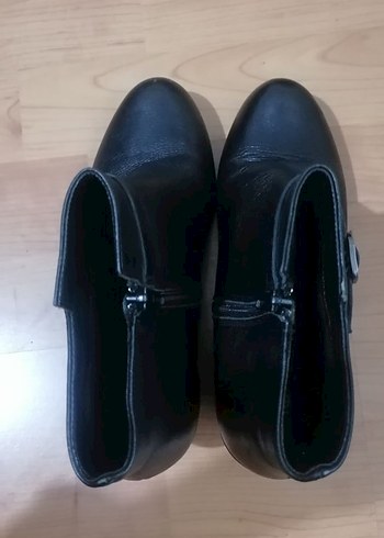 Kadın Siyah Deri Tokalı Topuklu Bot - Görsel 6