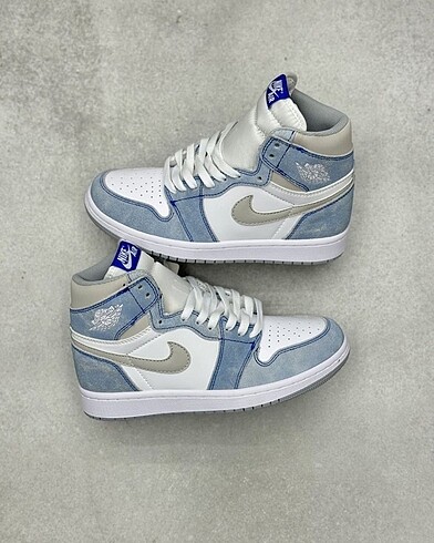 Nike Air Jordan 1 Hyper Royal