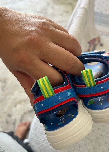 Çocuklar için Çok Renkli CoComelon Sandalet - Görsel 3