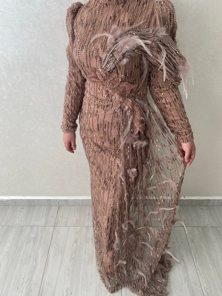 Uzun Bej Kadın Gece Elbisesi Kürk Detaylı - Görsel 2