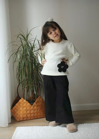 Kız Çocuk Siyah Bol Pantolon ve Beyaz Çiçekli Kazak - Görsel 2