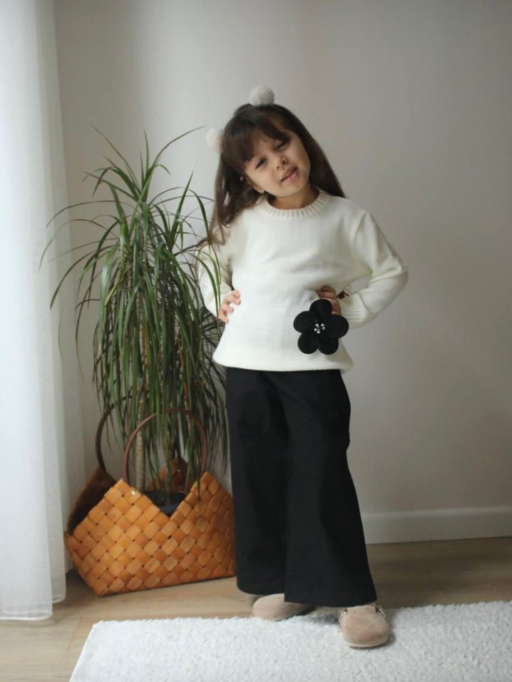 Kız Çocuk Siyah Bol Pantolon ve Beyaz Çiçekli Kazak - Görsel 2