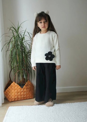 Kız Çocuk Beyaz Triko Sweatshirt ve Siyah Bol Pantolon - Görsel 2