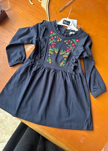 Nakışlı Siyah Kız Renkli Detaylı - Görsel 2