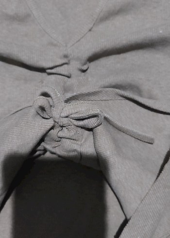 Düğmeli V Yakalı tisort - Görsel 3