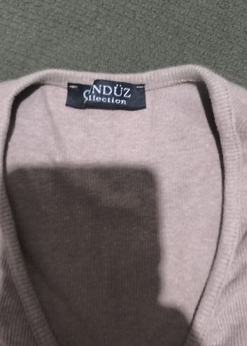 Düğmeli V Yakalı tisort - Görsel 2