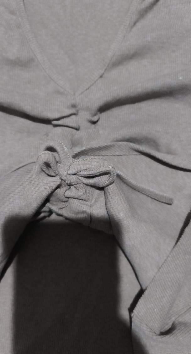 Düğmeli V Yakalı tisort - Görsel 3