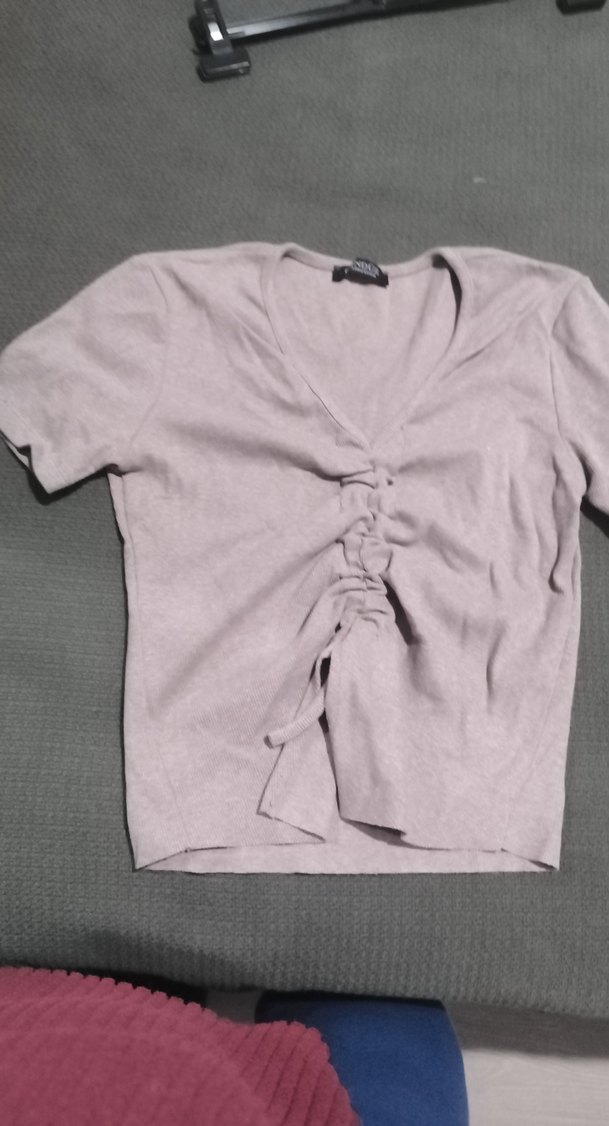 Düğmeli V Yakalı tisort - Görsel 5